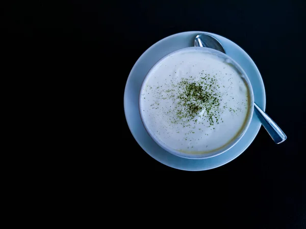 Uma Xícara Branca Refrigerante Chá Verde Matcha Tarde Mesa Madeira — Fotografia de Stock