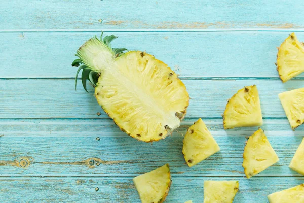 파인애플은 과일로서 파스텔 청록색 배경을 가지고 과일의 — 스톡 사진