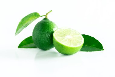 Beyaz arkaplanda izole edilmiş taze kireç.