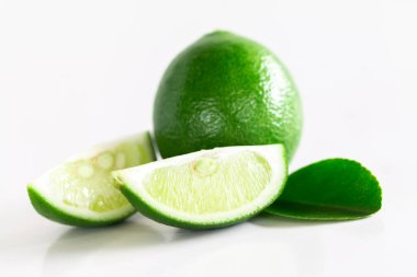 Beyaz arkaplanda izole edilmiş taze kireç.