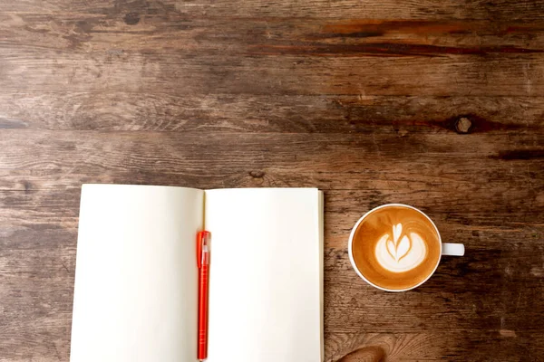 Leeres Büchlein Auf Holztisch Mit Einer Tasse Kaffee — Stockfoto