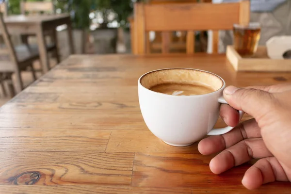Mano Sosteniendo Una Taza Café Caliente Cafetería — Foto de Stock