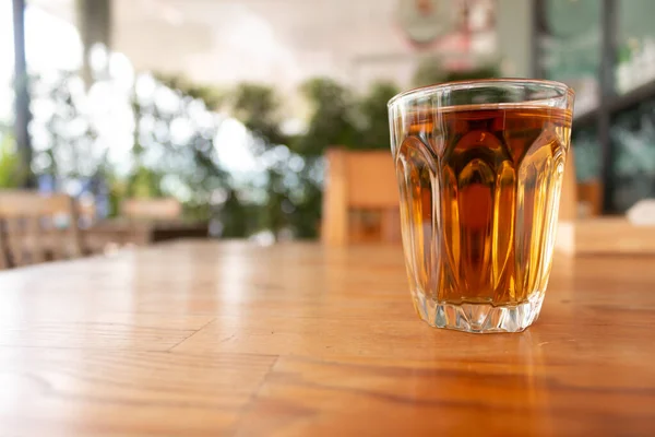 木の机の上に熱いお茶を一杯 — ストック写真