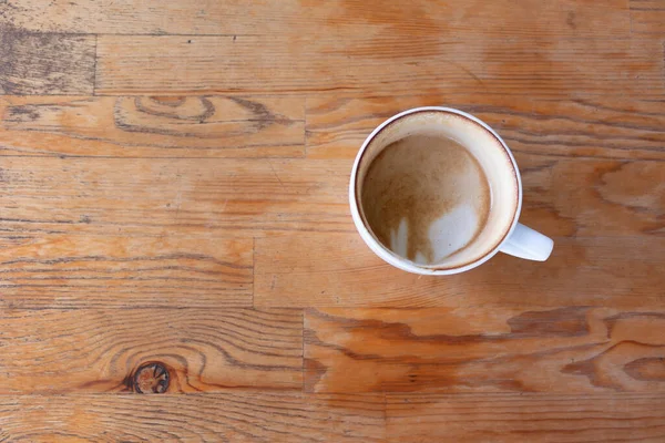 Primer Plano Taza Café Blanco Vacío Después Beber Mesa Madera — Foto de Stock