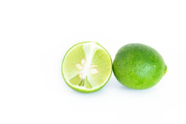 Beyaz arkaplanda izole edilmiş taze kireç.