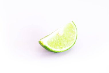 Beyaz arkaplanda izole edilmiş taze kireç.