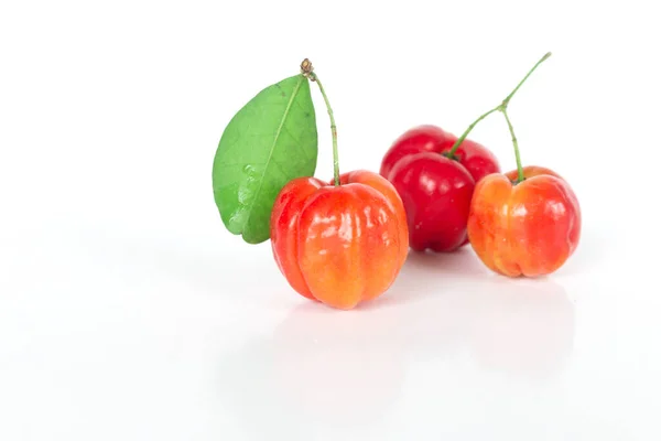 白色背景的新鲜的巴巴多斯樱桃 分离的水果 — 图库照片