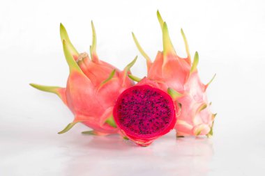 Beyaz arka planda ejderha meyvesi veya pitaya meyvesi.