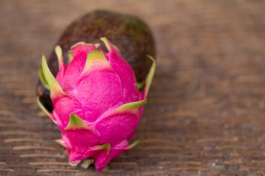 Ahşap zemin üzerinde taze pitahaya meyvesi ya da fotokopi alanı ile olgun ejderha meyvesi rengi.