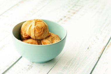 Mısır gevreğindeki körili börek eski masanın üzerine fotokopi masası konmuş..
