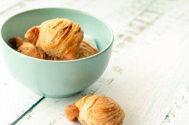 Mısır gevreğindeki körili börek eski masanın üzerine fotokopi masası konmuş..