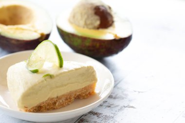 Beyaz ahşap arka planda ev yapımı avokado limonlu cheesecake..