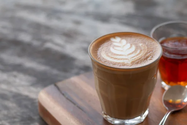 Ένα Γυάλινο Φλιτζάνι Καφέ Latte Art Ξύλινο Γραφείο — Φωτογραφία Αρχείου