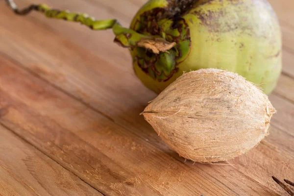 Sušené Kokosové Kůry Dřevěném Pozadí Stolu — Stock fotografie