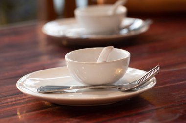 Masa ahşap yemek masasına kuruldu.