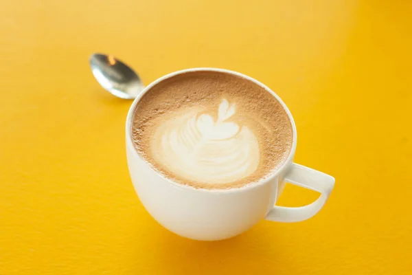 Close Una Taza Café Latte Arte Caliente Mesa Madera Amarilla — Foto de Stock