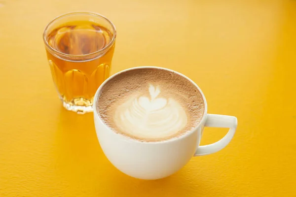 Fechar Uma Xícara Café Quente Com Arte Latte Mesa Madeira — Fotografia de Stock