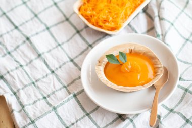 Fındık kabında turuncu soslu turuncu kek, Dünya paketini kurtar.