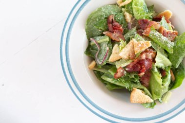 Ekmek arası ve jambonlu sağlıklı Sezar salatası..