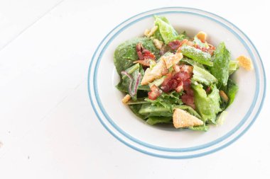 Ekmek arası ve jambonlu sağlıklı Sezar salatası..