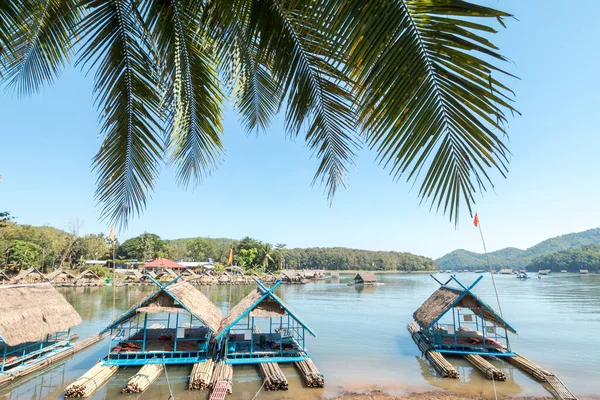 夏は湖に浮かぶ竹筏 タイ王国の夏に旅行 — ストック写真