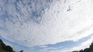 Tarım arazisi arka planına yağmur yağmadan önce beyaz bulutlu mavi gökyüzü..
