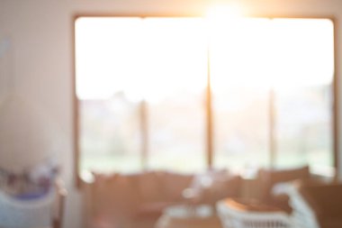 Arka plan için bulanık oturma odası dekorasyonu ve gündoğumu klasik tonundan gelen sıcak ışık..