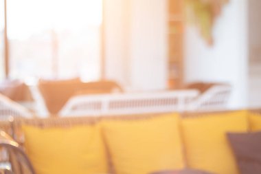 Arka plan için bulanık oturma odası dekorasyonu ve gündoğumu klasik tonundan gelen sıcak ışık..