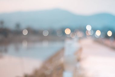 Açık hava manzarası arka plan için Bokeh özeti ile bulanıklaştırıldı.