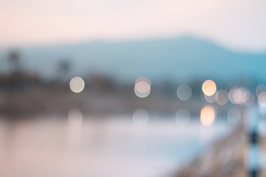 Açık hava manzarası arka plan için Bokeh özeti ile bulanıklaştırıldı.