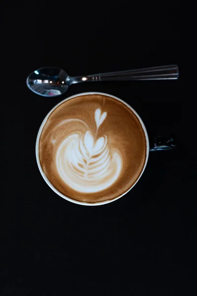 Secangkir Kopi Latte Seni Atas Meja Kayu Gelap — Stok Foto