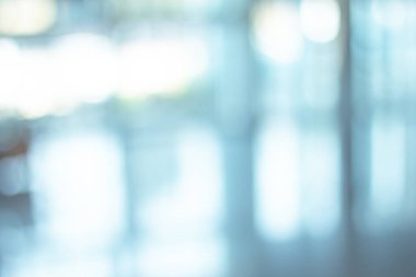 Bulanık ışıklar pencerelerden odaya filtrelenmiş mavi renkler.