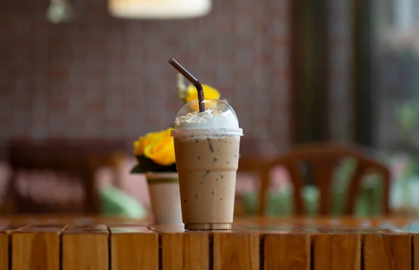 ミルクシェイク付きのアイスコーヒー カフェの木を背景にした夏のリフレッシュドリンク — ストック写真