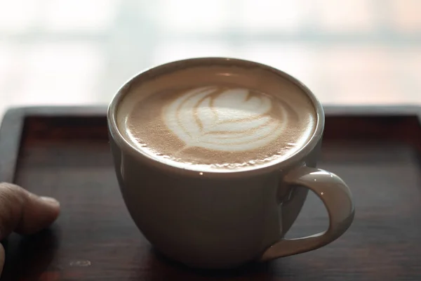 Latte Seni Dalam Cangkir Meja Kayu — Stok Foto
