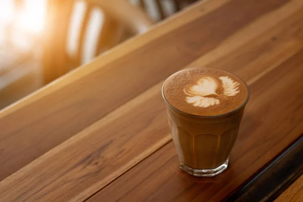 Pikolo Latte Sanatı Ahşap Masadaki Küçük Bardakta — Stok fotoğraf