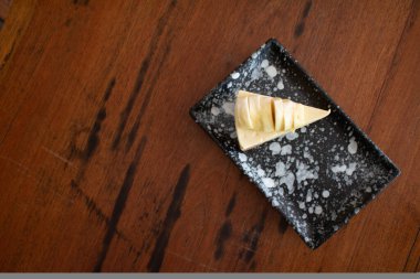 Tahta masa arkasında Durian meyveli peynirli kek ve Durian kreması. Tayland ve Asya 'da tatlı olarak yaz meyvesi.