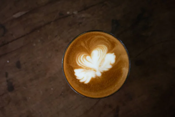 Piccolo Latte Art Pappbecher Auf Holztisch — Stockfoto