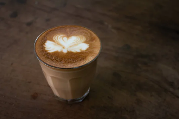 Piccolo Latte Arte Copo Papel Mesa Madeira — Fotografia de Stock