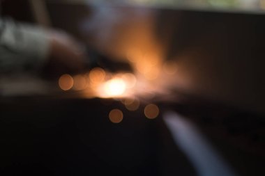 Kıvılcımlardan gelen Bokeh ışığı, endüstri tesislerinde kaynak çeliği. arkaplan için resim.