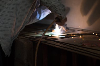 Bulanık işçi çelik kaynak ekipmanı kullanıyor..