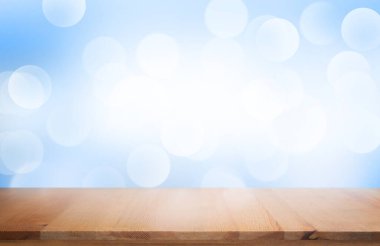 Mavi eğimli ahşap ürün görüntüsü.