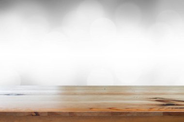 Bulanık açık gri gradyan bokeh soyut arkaplanı olan boş bir masa.