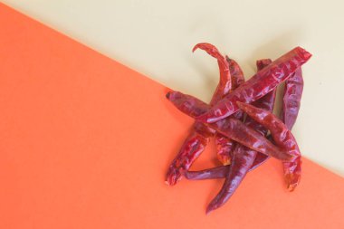 Kurutulmuş kırmızı biber ya da arka planda kırmızı biber, pastel arka planda yiyecek nesneleri..