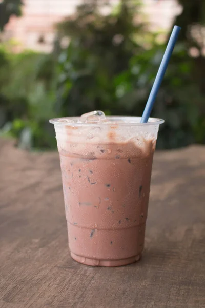 アイスチョコレートミルクシェイク カフェで木の背景に夏のリフレッシュドリンク — ストック写真