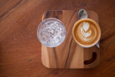 Pikolo Latte sanatı sütten yapılmış kalp sanatı..