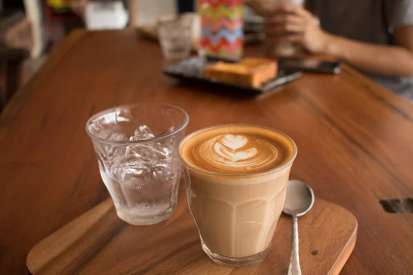 Piccolo Latte Arte Uma Xícara Cobertura Bela Arte Coração Leite — Fotografia de Stock