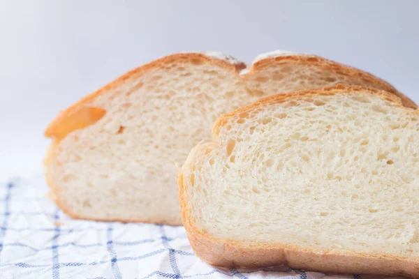 Свежий Домашний Хлеб Белом Фоне Стола Салфеткой — стоковое фото