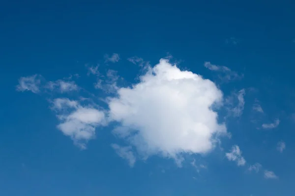 Nubes Blancas Con Fondo Azul Del Cielo —  Fotos de Stock