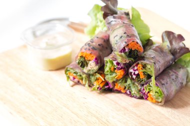 Taze börek ya da salata rulosu sebzeli havuç ton balığıyla karıştırılmış beyaz arka plan dokusuyla doğranmış..