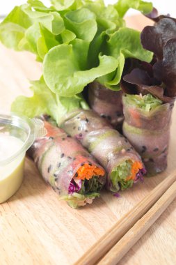 Taze börek ya da salata rulosu sebzeli havuç ton balığıyla karıştırılmış beyaz arka plan dokusuyla doğranmış..